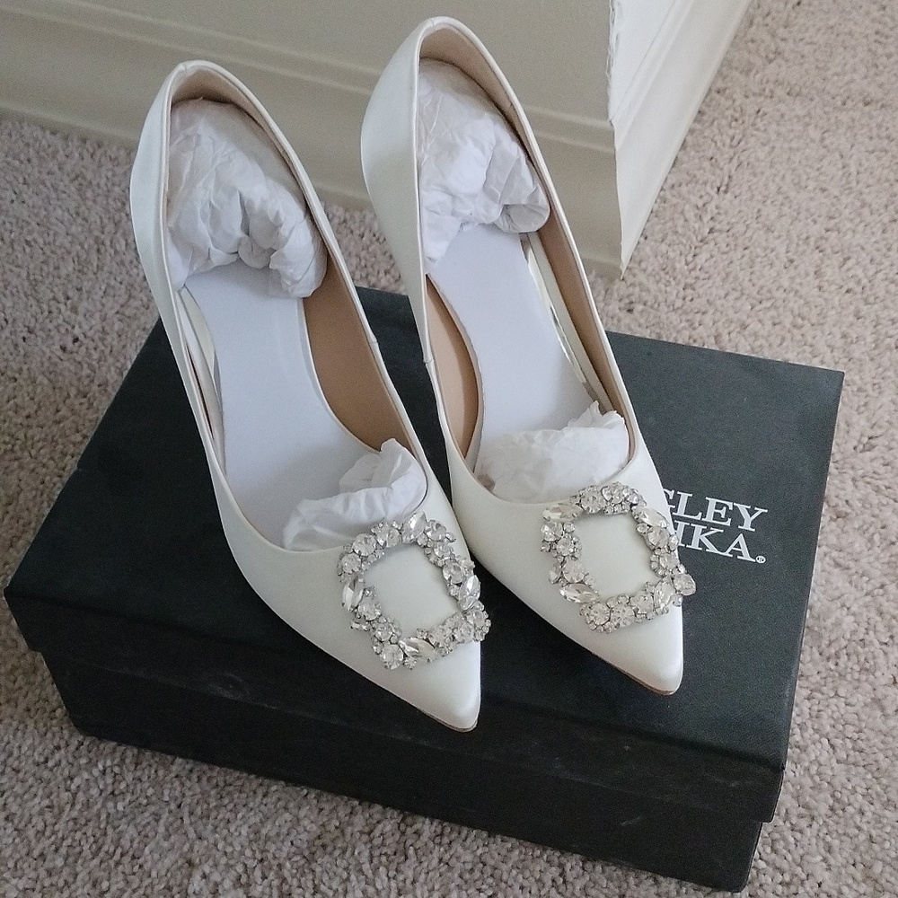 Badgley Mischka Women' cher cystal buckle pumps